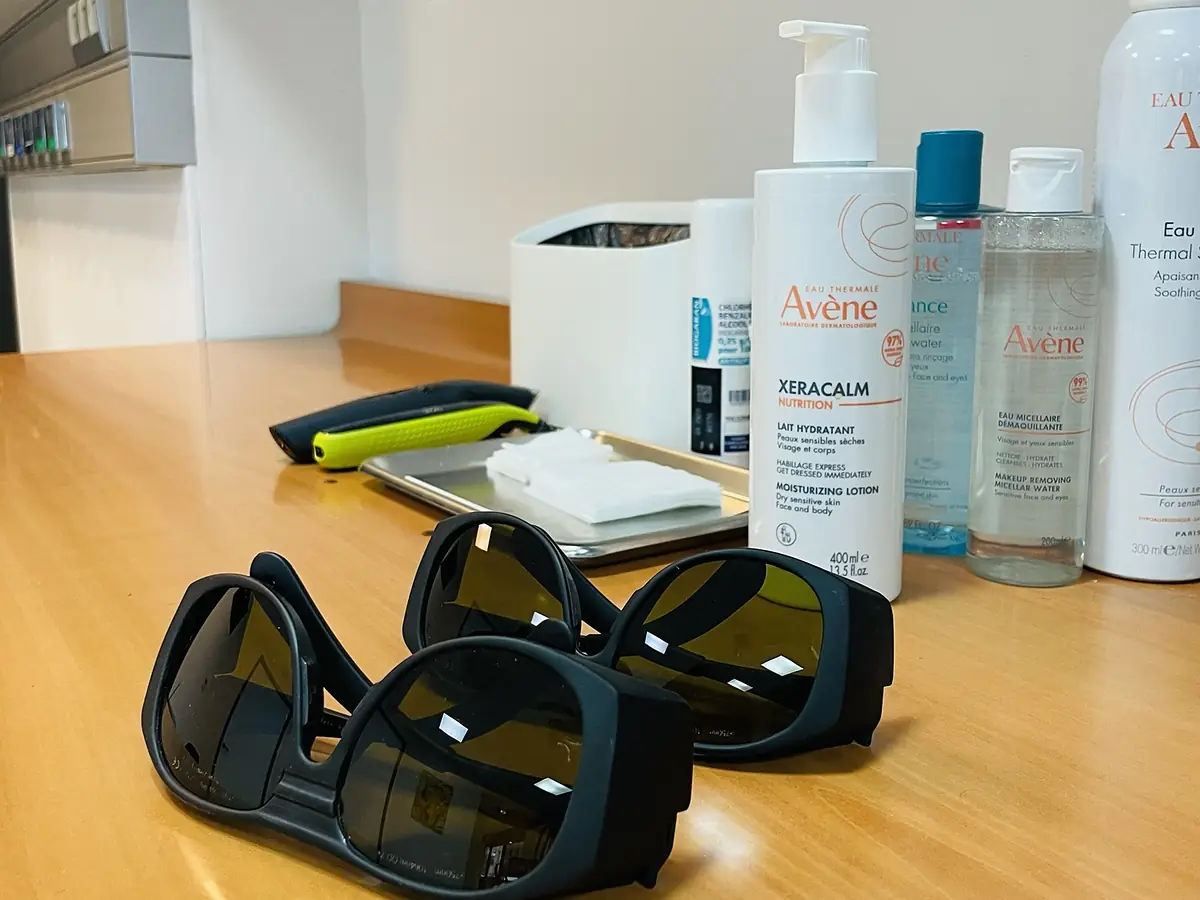 Autres actes de dermatologie esthétique 1 Lunettes de protection laser et produits de soin apaisants au centre laser estitix